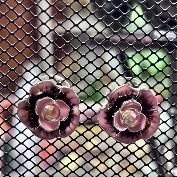 Vintage Elegant Pink and Gold tone Floral stud Earrings - Picture 3 of 3